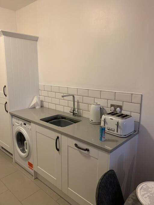 Recently Refurbished Apt Central Mk Free Parking Milton Keynes Extérieur photo